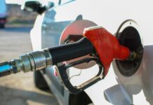 Чому не можна сідати в салон під час заправки авто і користуватися телефоном