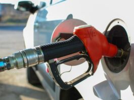 Чому не можна сідати в салон під час заправки авто і користуватися телефоном