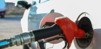 Чому не можна сідати в салон під час заправки авто і користуватися телефоном