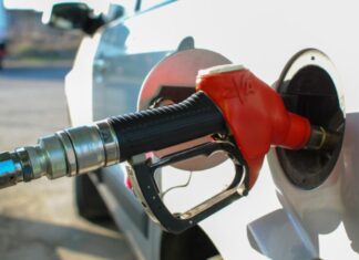 Чому не можна сідати в салон під час заправки авто і користуватися телефоном