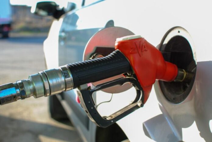 Чому не можна сідати в салон під час заправки авто і користуватися телефоном