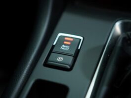 Чи потрібно ставити машину на ручник узимку