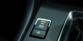 Чи потрібно ставити машину на ручник узимку