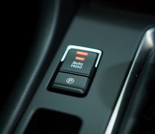 Чи потрібно ставити машину на ручник узимку