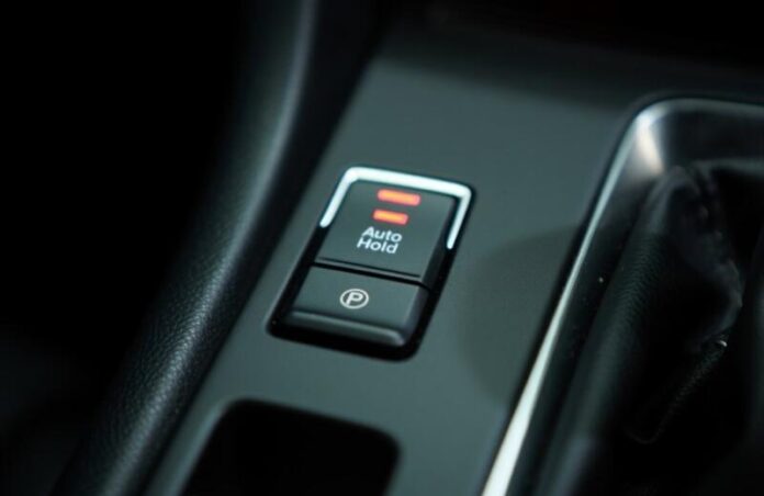 Чи потрібно ставити машину на ручник узимку