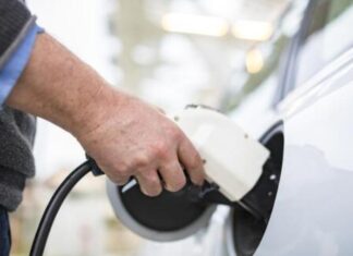 Автолюбителям не варто хвилюватися через дефіцит зарядних станцій у Європі