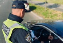 Чи потрібно передавати водійське посвідчення поліцейському Чи потрібно передавати водійське посвідчення поліцейському