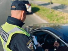 Чи потрібно передавати водійське посвідчення поліцейському