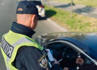 Чи потрібно передавати водійське посвідчення поліцейському Чи потрібно передавати водійське посвідчення поліцейському