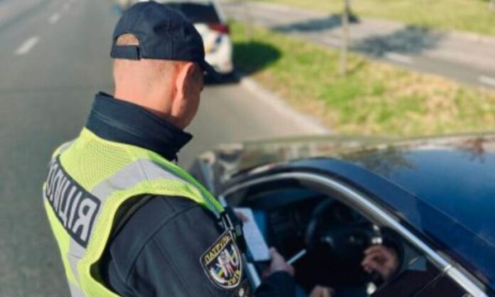Чи потрібно передавати водійське посвідчення поліцейському