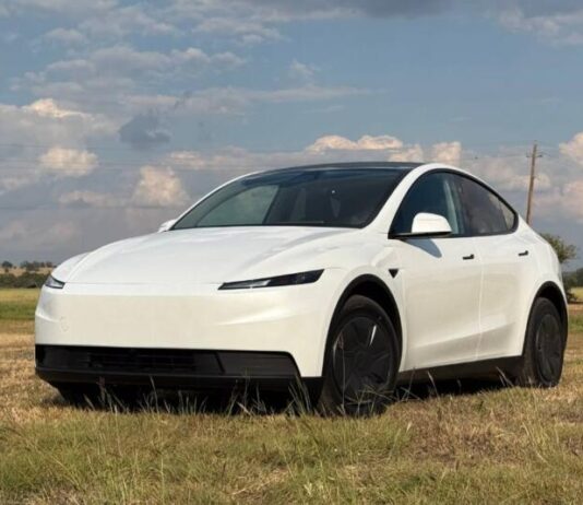 Tesla запустила виробництво нової Model Y Standard у Берліні Tesla запустила виробництво нової Model Y Standard у Берліні
