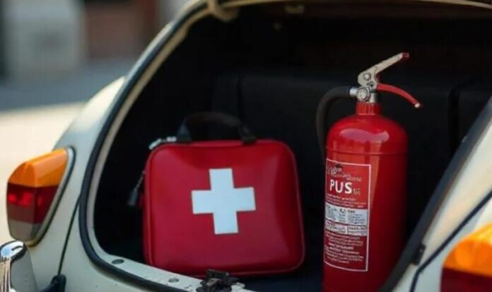 Що завжди має бути в машині крім аптечки та вогнегасника