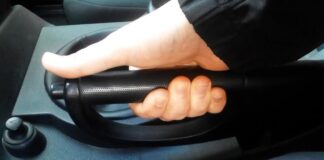 Чи можна ставити авто на ручник взимку