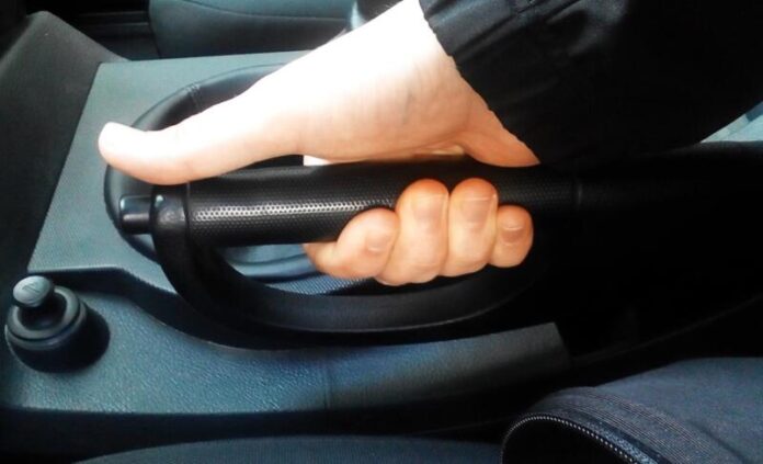 Чи можна ставити авто на ручник взимку