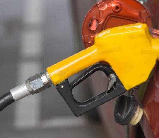 Чи варто переплачувати за преміум-бензин: поради автомеханіка