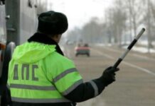 Чи обов’язково зупинятися на жезл поліцейського: що треба знати водіям