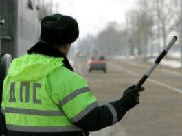 Чи обов’язково зупинятися на жезл поліцейського: що треба знати водіям