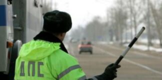 Чи обов’язково зупинятися на жезл поліцейського: що треба знати водіям