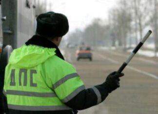 Чи обов’язково зупинятися на жезл поліцейського: що треба знати водіям