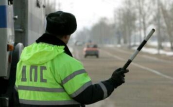 Чи обов’язково зупинятися на жезл поліцейського: що треба знати водіям