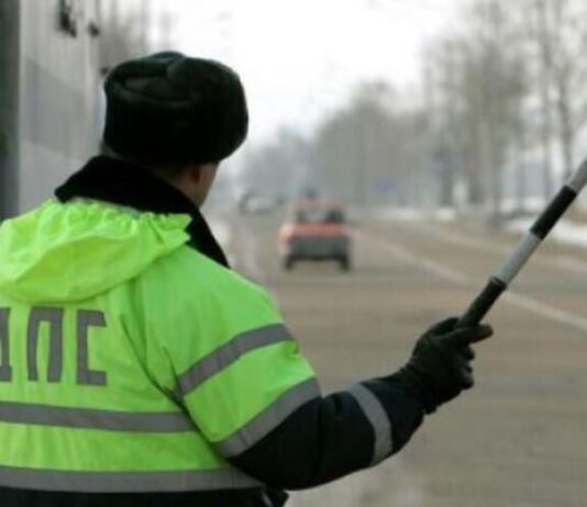 Чи обов’язково зупинятися на жезл поліцейського: що треба знати водіям