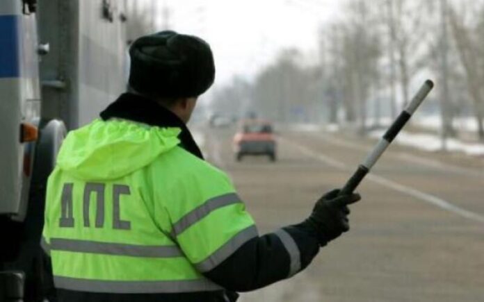 Чи обов’язково зупинятися на жезл поліцейського: що треба знати водіям