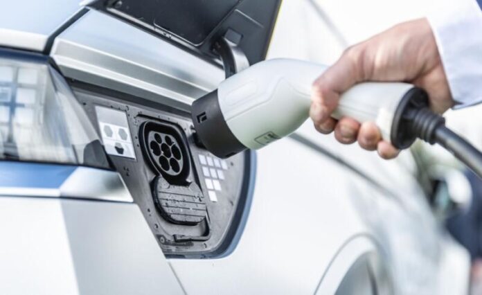Скільки реально заряджається електромобіль і від чого залежить швидкість