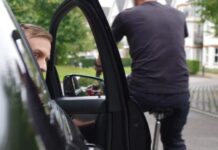 Чому в ЄС вчать відкривати дверцята авто дальньою рукою