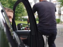 Чому в ЄС вчать відкривати дверцята авто дальньою рукою