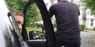 Чому в ЄС вчать відкривати дверцята авто дальньою рукою