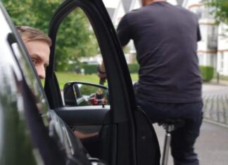 Чому в ЄС вчать відкривати дверцята авто дальньою рукою