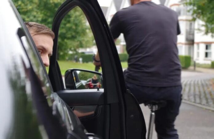 Чому в ЄС вчать відкривати дверцята авто дальньою рукою