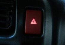 Чи обов’язково вмикати аварійку при зупинці поліцією