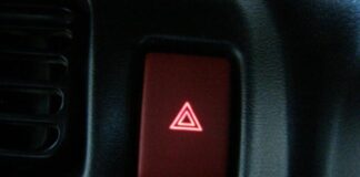 Чи обов’язково вмикати аварійку при зупинці поліцією