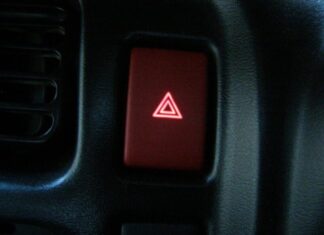 Чи обов’язково вмикати аварійку при зупинці поліцією