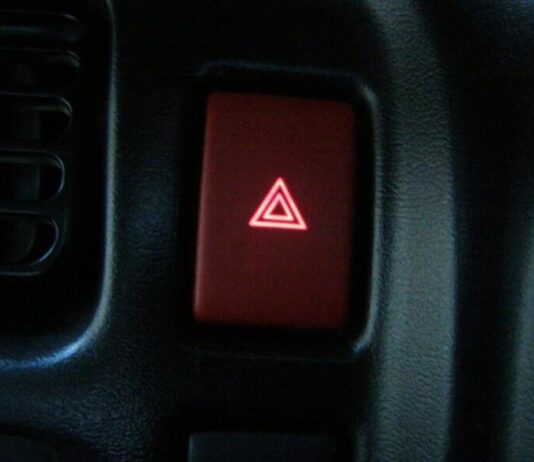 Чи обов’язково вмикати аварійку при зупинці поліцією