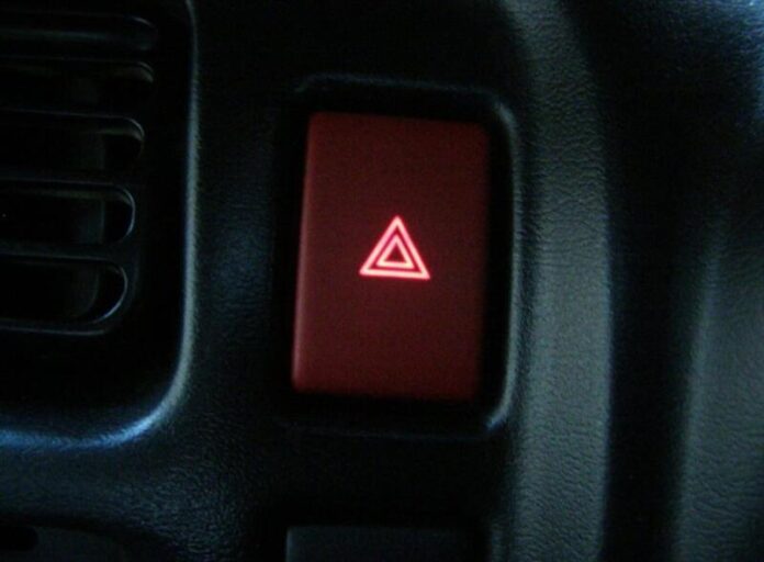 Чи обов’язково вмикати аварійку при зупинці поліцією