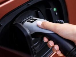 У Німеччині планують зробити зарядку гібридів обов’язковою