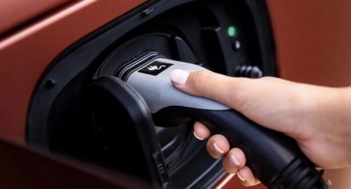 У Німеччині планують зробити зарядку гібридів обов’язковою