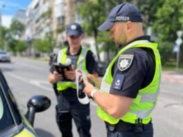 Що повинен знати водій при зупинці поліцією: правила та рекомендації