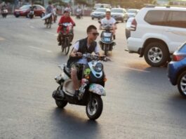 Керування мопедом в Україні: які документи потрібні та які штрафи загрожують