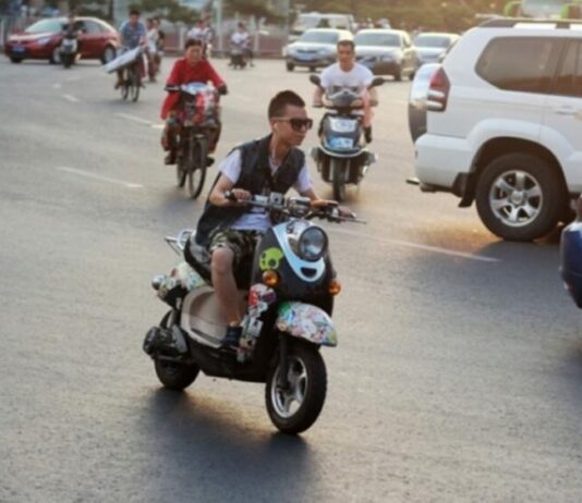 Керування мопедом в Україні: які документи потрібні та які штрафи загрожують Керування мопедом в Україні: які документи потрібні та які штрафи загрожують