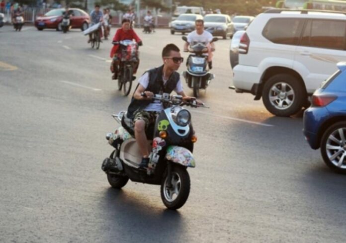 Керування мопедом в Україні: які документи потрібні та які штрафи загрожують