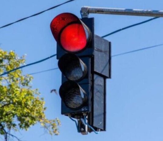 Коли можна їхати на червоний сигнал світлофора: винятки з ПДР Коли можна їхати на червоний сигнал світлофора: винятки з ПДР