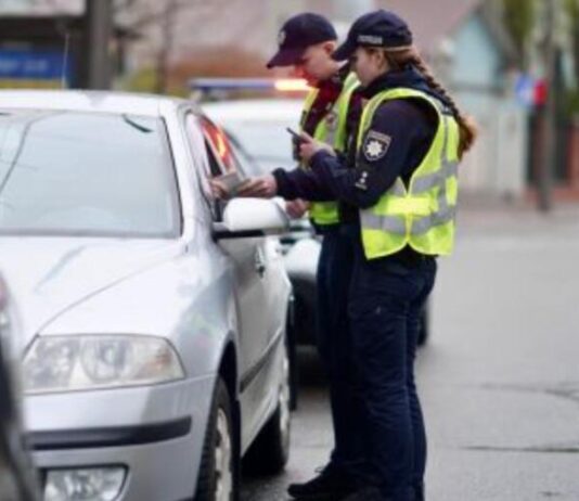 Водій не зобов’язаний виконувати вимоги поліції при незаконній зупинці