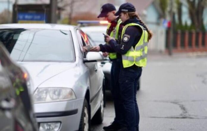 Водій не зобов’язаний виконувати вимоги поліції при незаконній зупинці