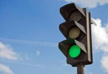 Коли можна проїхати на жовтий сигнал світлофора: пояснення правил і штрафів