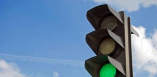 Коли можна проїхати на жовтий сигнал світлофора: пояснення правил і штрафів