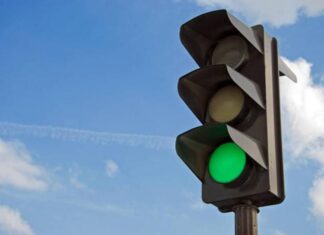 Коли можна проїхати на жовтий сигнал світлофора: пояснення правил і штрафів