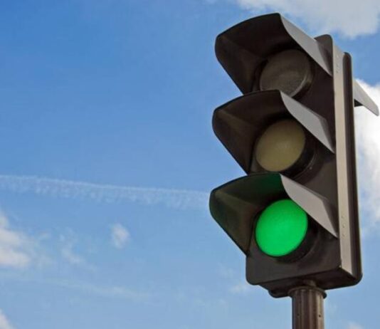 Коли можна проїхати на жовтий сигнал світлофора: пояснення правил і штрафів Коли можна проїхати на жовтий сигнал світлофора: пояснення правил і штрафів